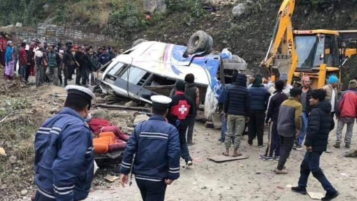 भारतबाट आएका नेपाली बोकेको बस दुर्घटना : ११ जनाको मृत्यु, ६ यात्रु गम्भीर