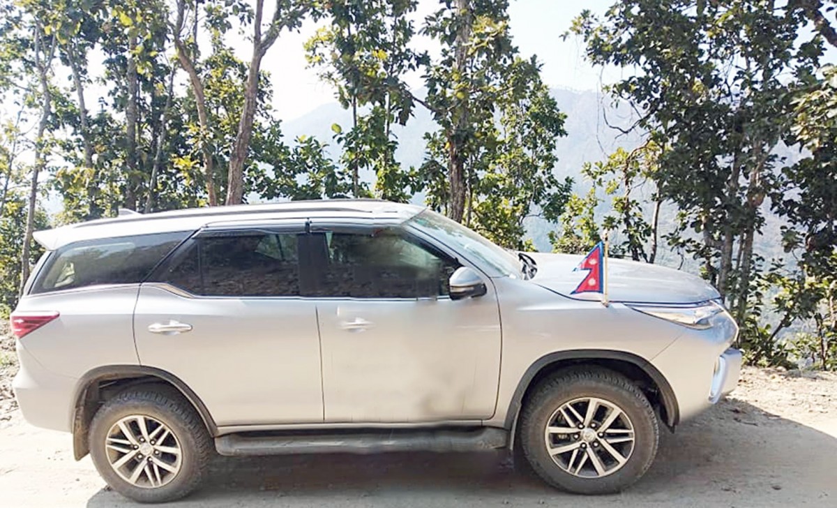 एमालेले कारवाही गरेका यी ३ जनालाई मन्त्री उपहार, शपथपछि झण्डावाल गाडीमा सरर !