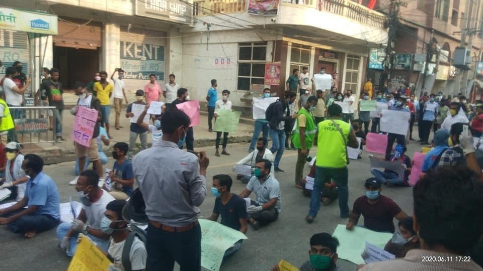 केपी ओलीविरुद्ध युवाको नारा : ‘जोकरलाई भोट दिएपछि देशमा कमेडी त हुन्छ’