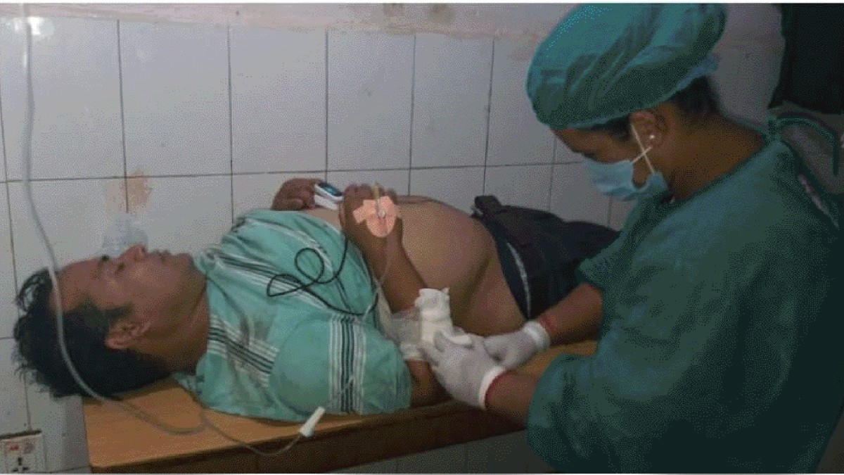 कार्यकक्षमै कुटिएका वडा अध्यक्षलाई उपचारका लागि काठमाडाैं लगियाे