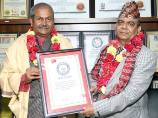 एउटै गीत १२ भाषामा लेखेर उपाध्यायले राखे विश्व रेकर्ड