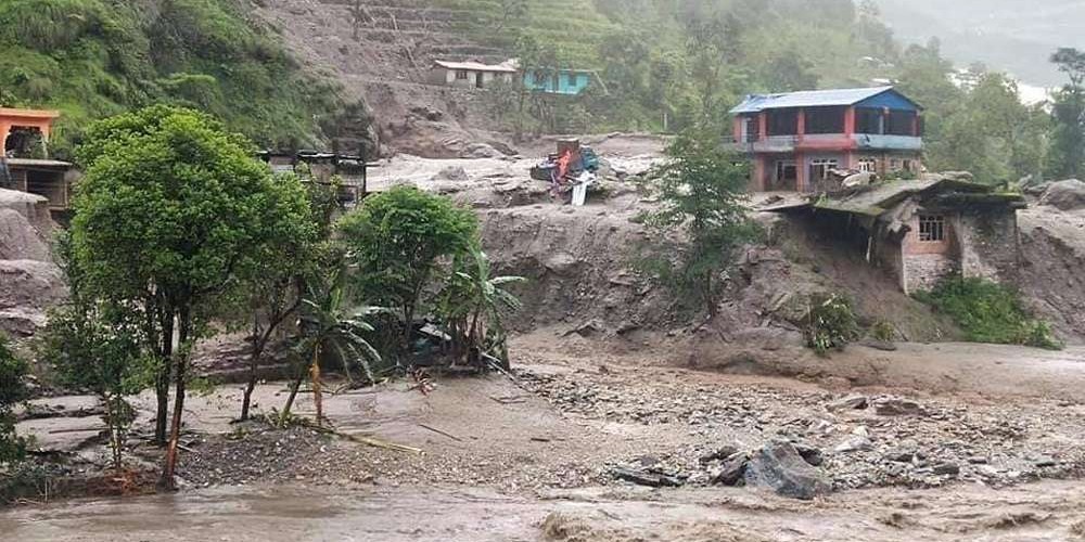 अपडेटः सिन्धुपाल्चोकमा भीषण पहिरो,  १८ घर पुरिए