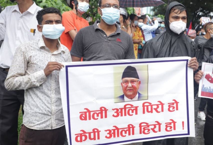 ‘बोली अलि पिरो हो, केपी ओली हिरो हो’ भन्दै प्रदर्शन,  कस्ले उचाली रहेको छ सडकमा नागरिक ?