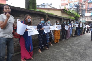 हिन्दु मन्दिर निर्माण कार्य गर्न राेक लगाएकाे भन्दै पाकिस्तानी दूतावास अगाडि प्रदर्शन