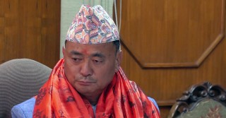 यी हुन् कर्मचारीबाट ठगिने मन्त्री, सिंहदरबारमा खैलाबैला