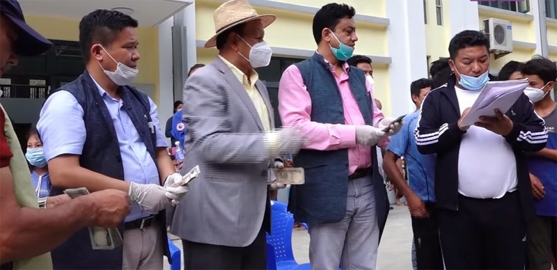 कांग्रेस नेताले गरे  बाढिपिडितलाई ६ लाख सहयोग, सिन्धुपाल्चोकमा खुसियाली !