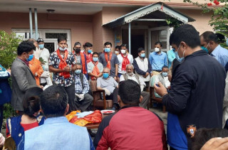 कम्युनिस्टको किल्लामा ३ दर्जनभन्दा धेरै काङ्ग्रेसमा प्रबेश, महामन्त्री कोइरालाले गरे स्वागत