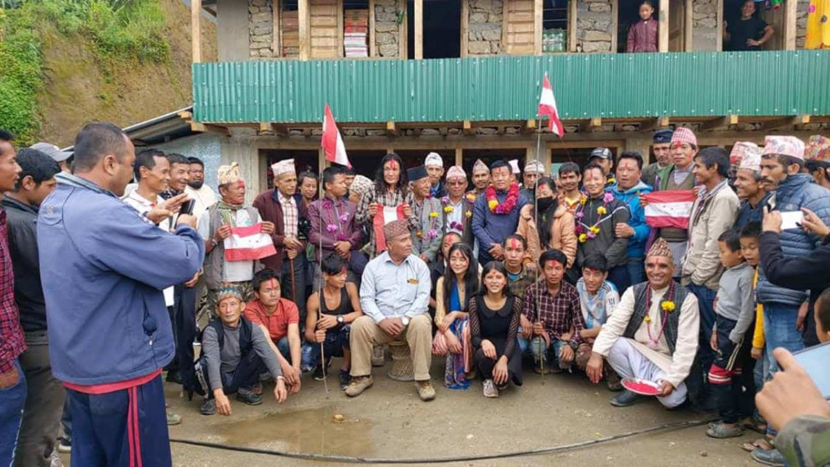 झुटको राजनीति गरेको भन्दै नेकपा परित्याग गरि एक दर्जन भन्दा बढी युबा  कांग्रेसमा प्रवेश