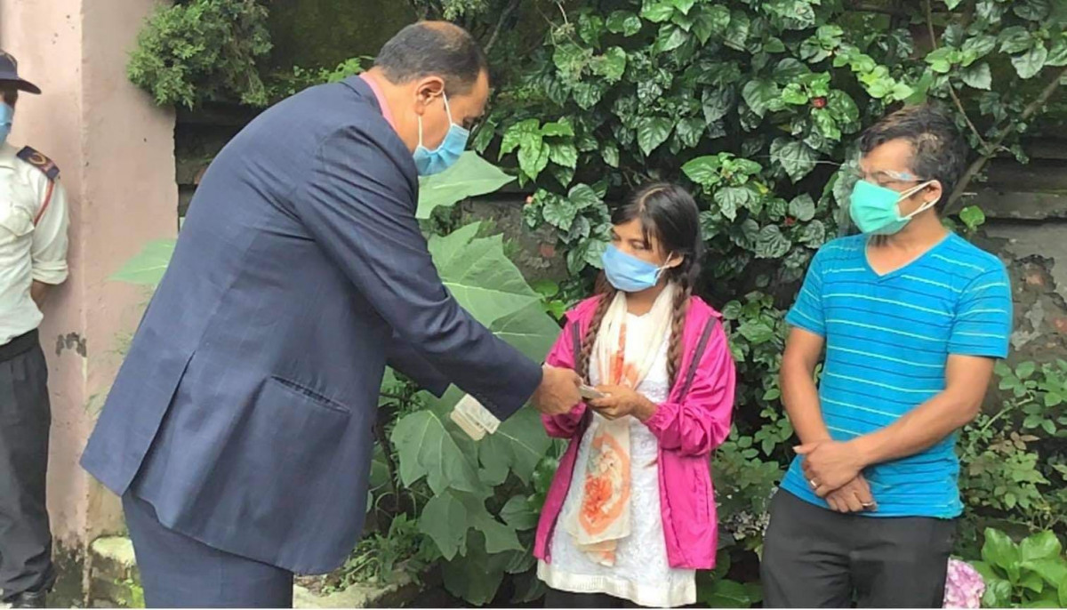 दुवै मृगौला फेल भएकी पिडितलाई कांग्रेस नेता खतिवडाले गरे २ लाख ४० हजार हस्तान्तरण