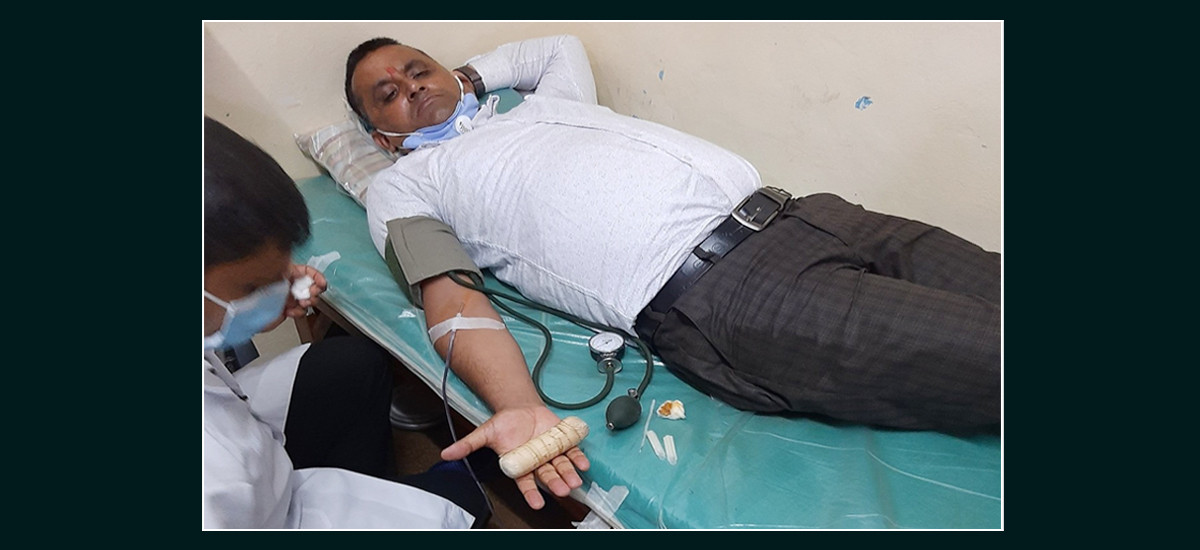 कांग्रेस नेता बस्यालले आफैले रगत दिएर बचाए एक महिलाको  ज्यान