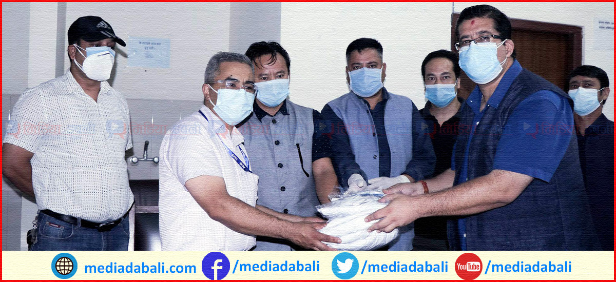 तरुण दलले गर्यो पाटन र बीर अस्पतालमा स्वास्थ्य सामग्री वितरण