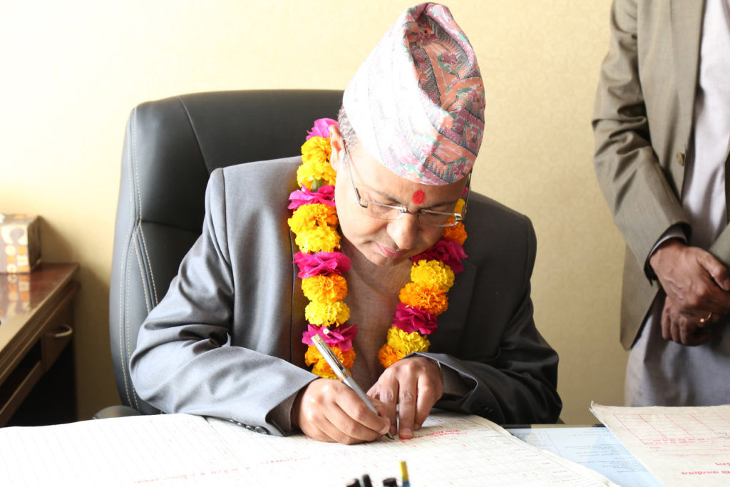 राजदूतको लोभमा २२ दिनअघि नै लोकदर्शन रेग्मीले त्यागे मुख्यसचिव