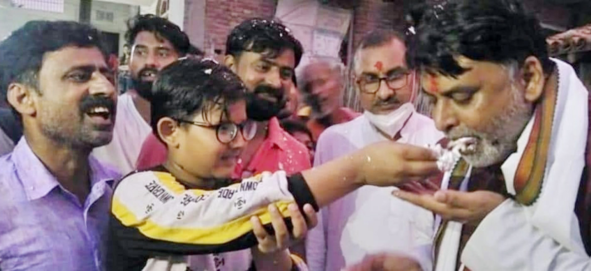 सरकारको धज्जी उडाउदै मन्त्रीले देखाए जात्रा, चौतर्फी बिरोध !