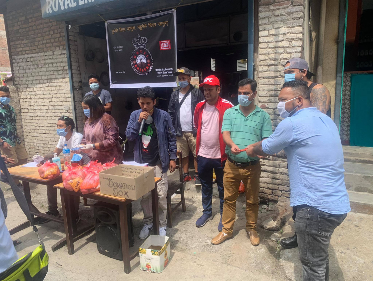 'हुनेले दिएर जानुस, नहुनेले लिएर जानुस' अभियानलाई कांग्रेस नेता पौडेलले गरे सहयोग हस्तान्तरण