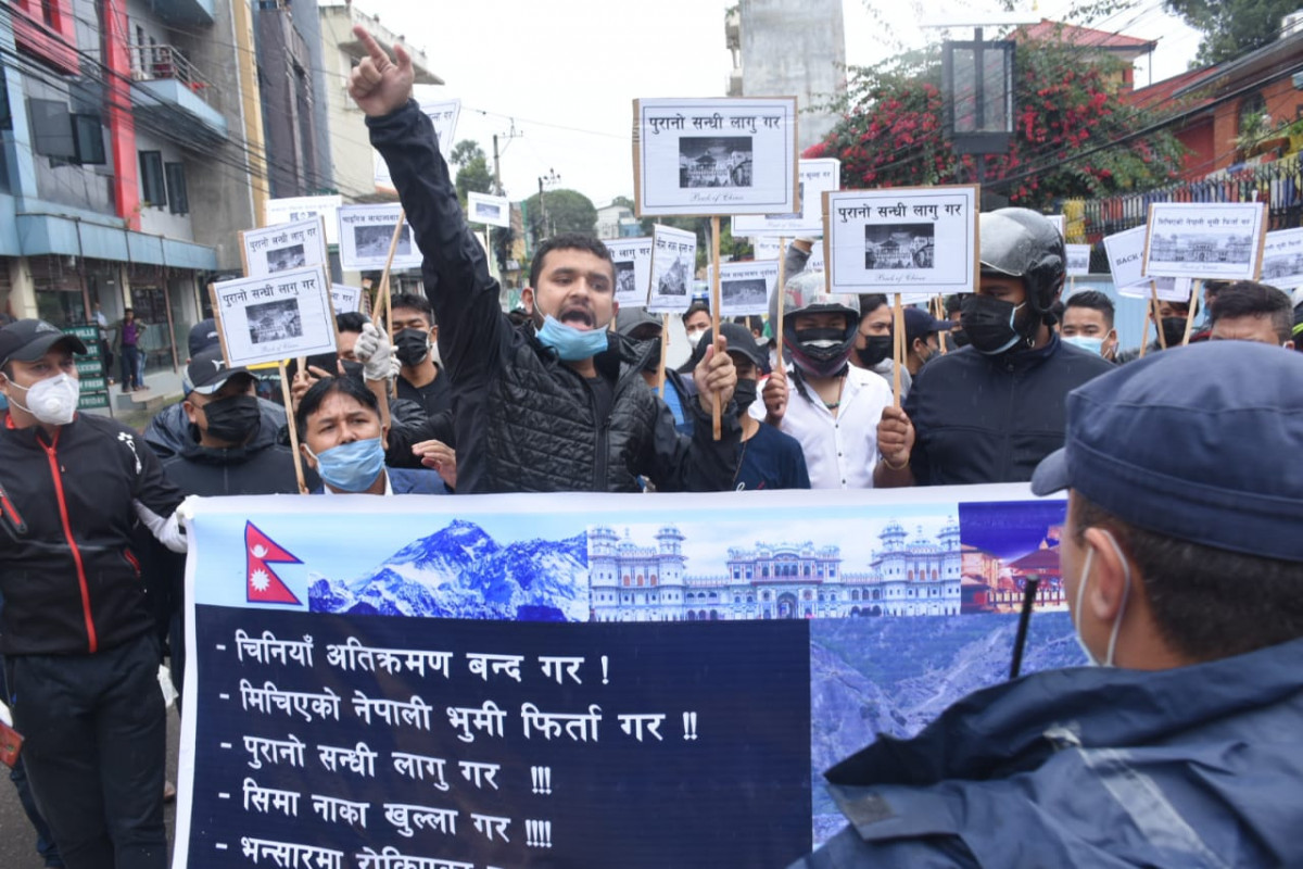 नेपाली भूमि मिचेको भन्दै चिनियाँ दूतावासअगाडि भब्य प्रदर्शन