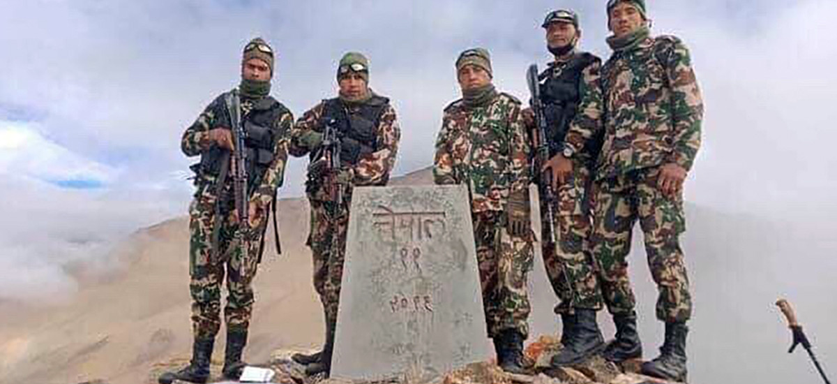 चीनकाे झेल, नेपालकाे सिमास्तम्भ हिऊमा लगेर लुकायाे