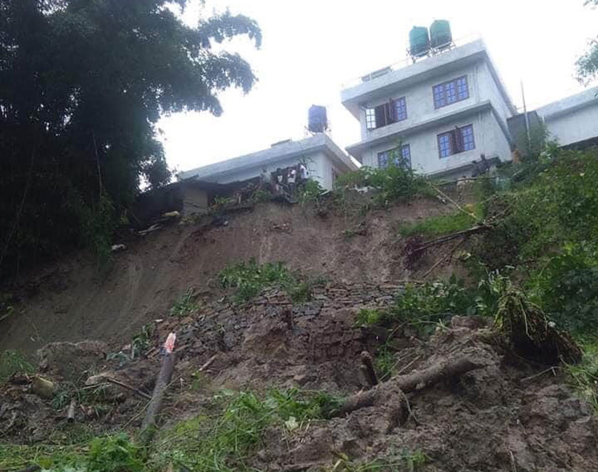 बस्तीको दुवैतिरबाट पहिरो, ११ घर उच्च जोखिममा