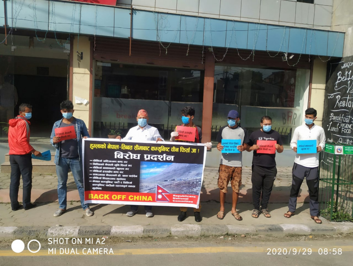 नेपाली भूमि मिचेको भन्दै चिनियाँ दूतावास अगाडि प्रदर्शन