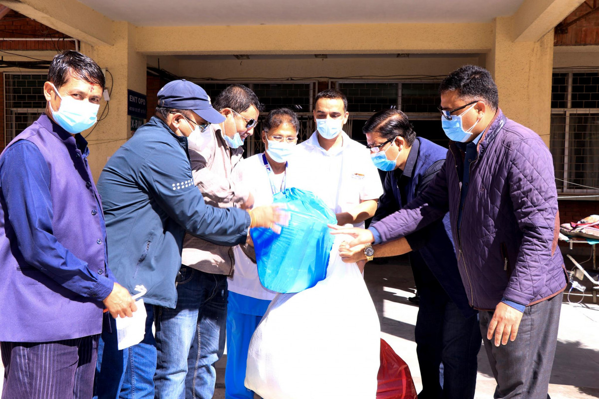 तरुण दलले स्थापना दिवसमा शिक्षण अस्पताललाई दियो स्वास्थ्य सामाग्री