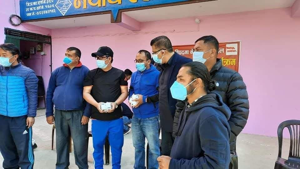 कांग्रेस नेता भण्डारीले दिए १६ संस्थालाई ६६ थान अक्सीमिटर, तरुण दल अध्यक्षले गरे वितरण