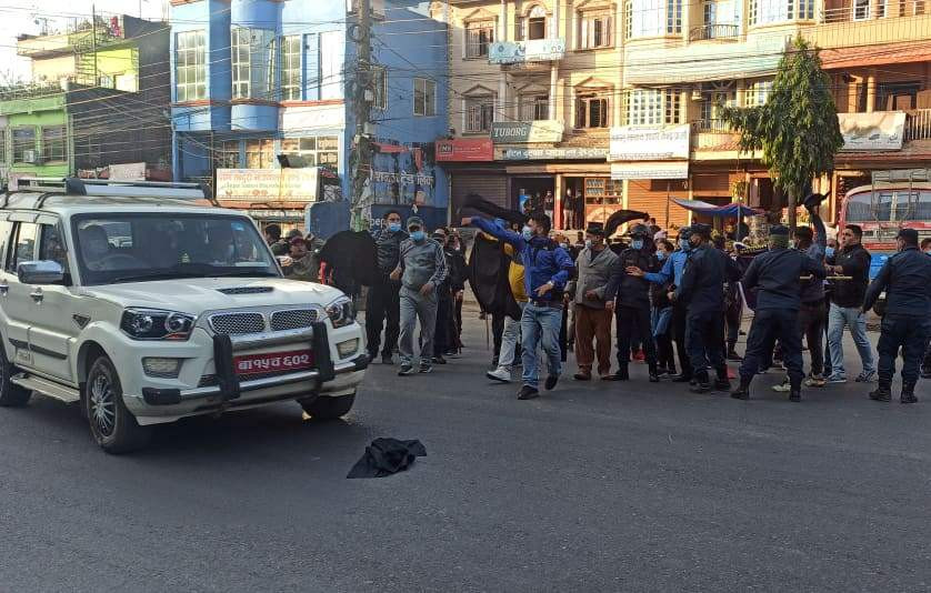 अर्थमन्त्री पौडेललाई गृह जिल्लामै कालोझण्डा देखाइयो