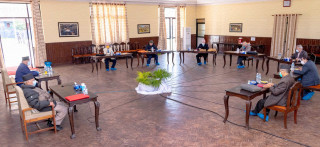 नेकपाको सचिवालय बैठक सुरु, झोलामा प्रस्ताव बोकेर बैठकमा गए ओली