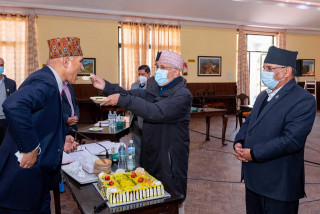 ओली महाराजहरू बालुवाटारभित्र बर्थ डे केकमा रमाउँदै, जनता सडकमा भोकभोकै