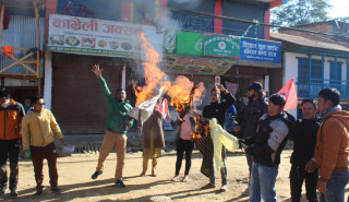 अध्यादेशको विरुद्धमा नेविसंघ खोटाङद्वारा राष्ट्रपति र प्रधानमन्त्रीको पुत्ला  दहन