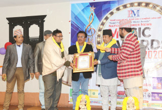 गिरीलाई रंगपत्रकारिता पुरस्कार
