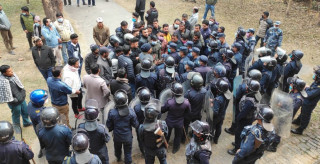 ओली-प्रचण्ड गुटबीच कुटाकुट भएपछि नेकपा कार्यालयमा प्रहरीको  हस्तक्षेप