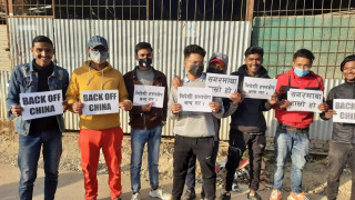 चिनियाँ चलखेल बढेपछि दूतावास अगाडि युवाहरूको प्रदर्शन