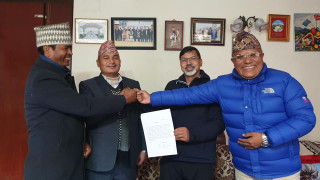 केपी ओलीलाई ठूलो धक्का, मन्त्री नै लागे प्रचण्ड–नेपाल पक्षतिर