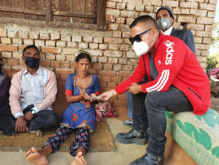 तरुण दलका अध्यक्षले गरे जन्मदिनमा गरीबलाई आर्थिक सहयोग
