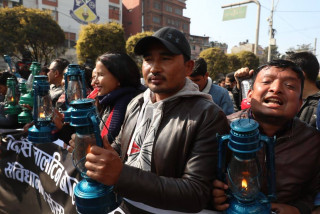 ओली र राष्ट्रपतिलाई नेकपा विद्यार्थीको प्रश्न, ‘दिउँसै बाल्दा पनि भेटिएन है, संविधानमा संसद् विघटनको धारा खै ?’
