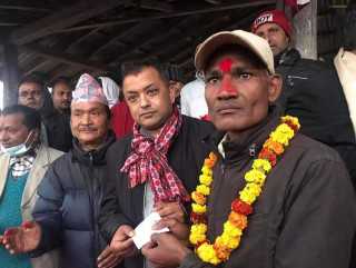 २ जना केन्द्रीय सदस्य नै कांग्रेसमा प्रवेश, गगन थापाले दिए सदस्यता
