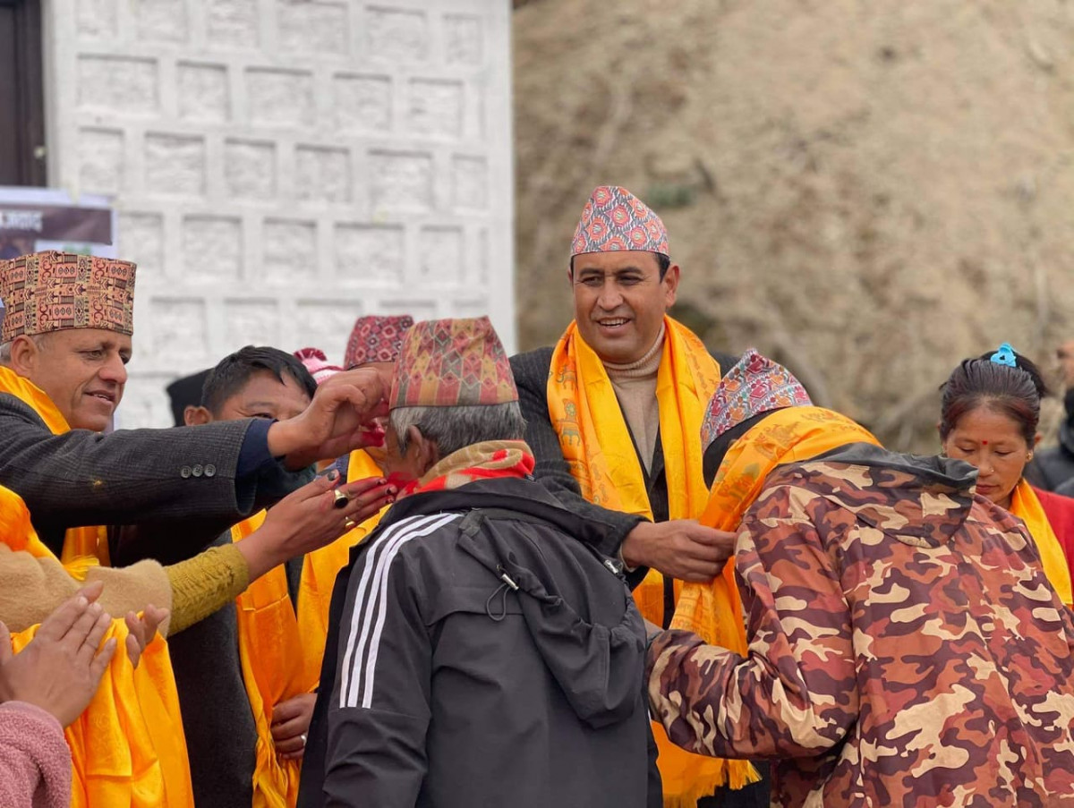 ओली–प्रचण्डका ३६७ कार्यकर्ता कांग्रेसमा प्रवेश, रामहरि खतिवडाले गरे भव्य स्वागत
