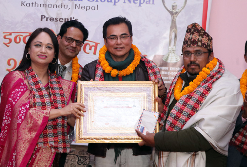 सञ्चारकर्मीद्वय वाग्ले र गिरीलाई रङ्ग पत्रकारिता सम्मानसहित ‘हिमालय अन्तर्राष्ट्रिय अवार्ड २०७७’ सम्पन्न 