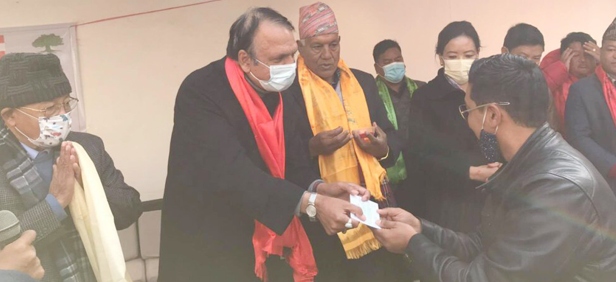 ठमेलका पर्यटन व्यवसायीहरू कांग्रेसमा प्रवेश, डा.महतद्वारा भब्य स्वागत