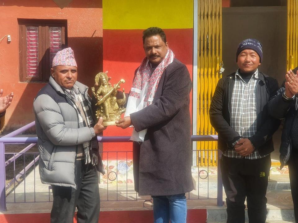 कांग्रेस नेता खड्काले गरे विद्यालयमा सरस्वतीको मूर्ति हस्तान्तरण 