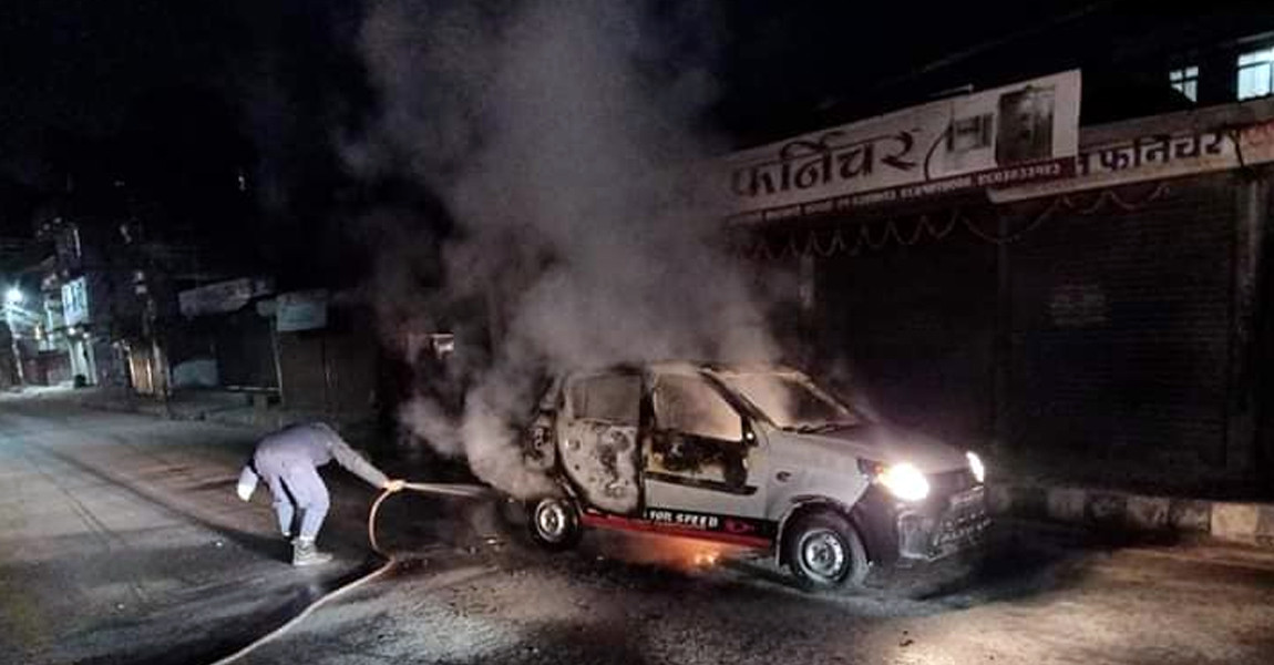 काठमाडौंभित्रै बिहानै ट्याक्सीमा आगजनी, जनतालाई गरिखान नदिने कस्तो हड्ताल ?