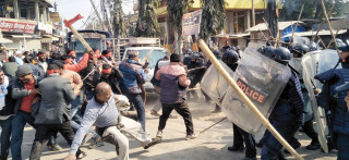 प्रदर्शनकारी र प्रहरीबीच झडप, प्रचण्ड-नेपाल  समूहका शक्तिशाली नेता घाइते