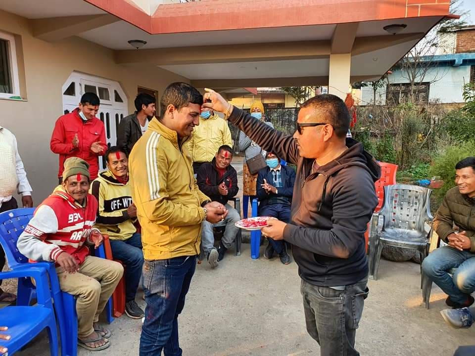 कांग्रेसको कार्यालय खोज्दै सदरमुकाम पुगे कम्युनिस्ट युवाहरू, हरि विष्टले गरे पार्टीमा स्वागत