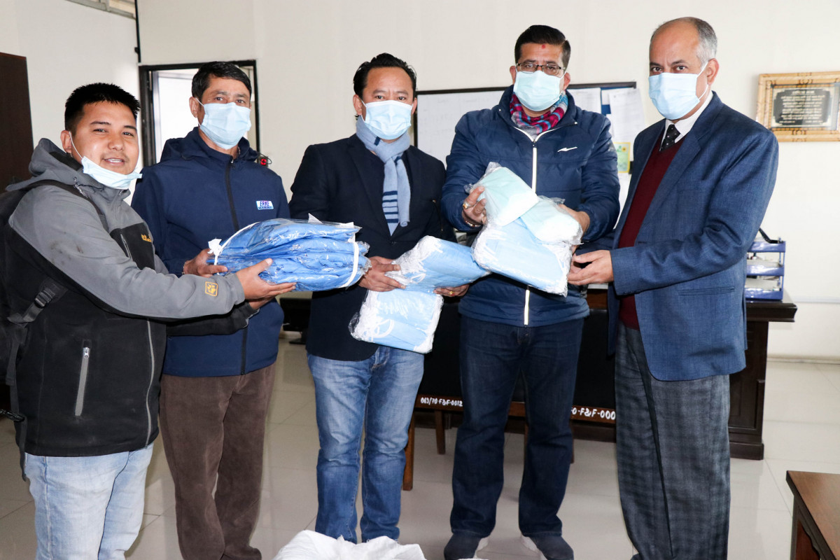 पाटन अस्पतालका स्वास्थकर्मीलाई  तरुण दलले दियो स्वास्थ्य सुरक्षा सामग्री