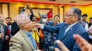 प्रचण्डले माधव नेपाललाई खुवाए लड्डु !