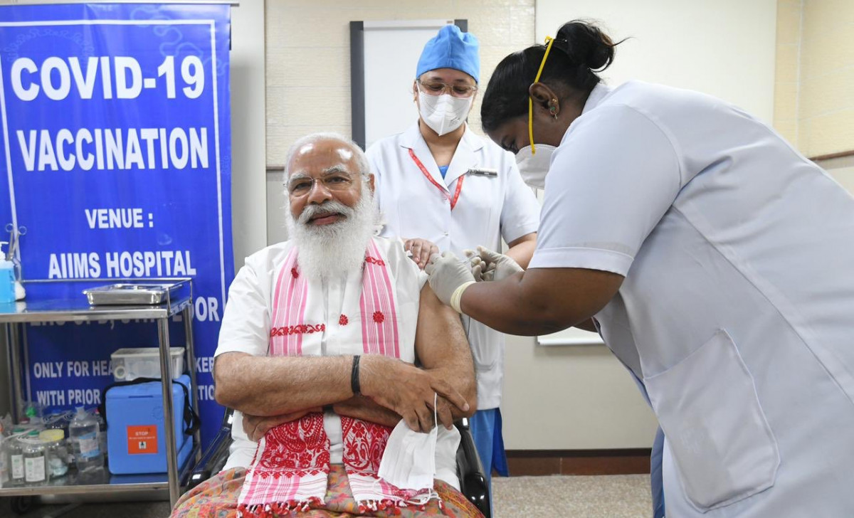 भारतीय प्रधानमन्त्री नरेन्द्र मोदीले बल्ल लगाए कोरोना विरुद्धको खोप