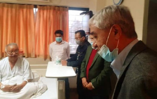 शेरबहादुर देउवा नर्भिक अस्पताल पुगे