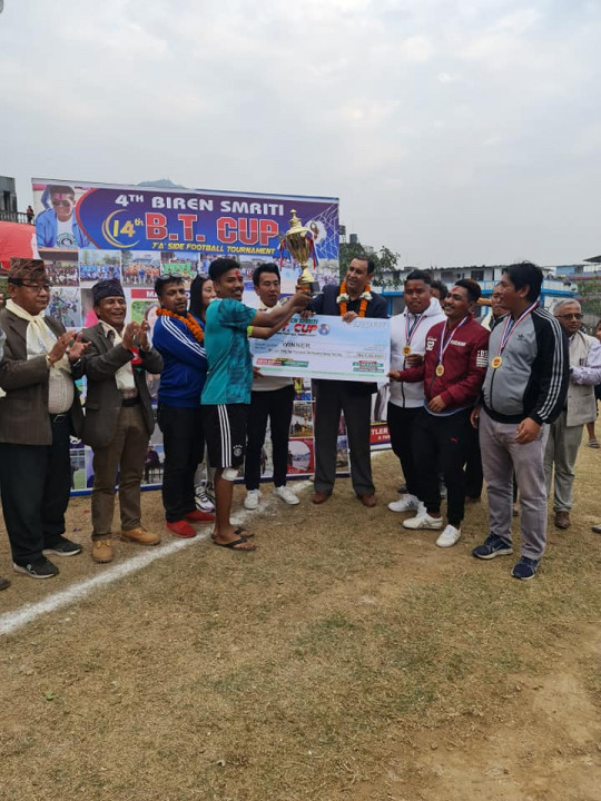 कांग्रेस नेता खतिवडाले गरे फूटबल प्रतियोगिताका विजेतालाई ट्रफी प्रदान
