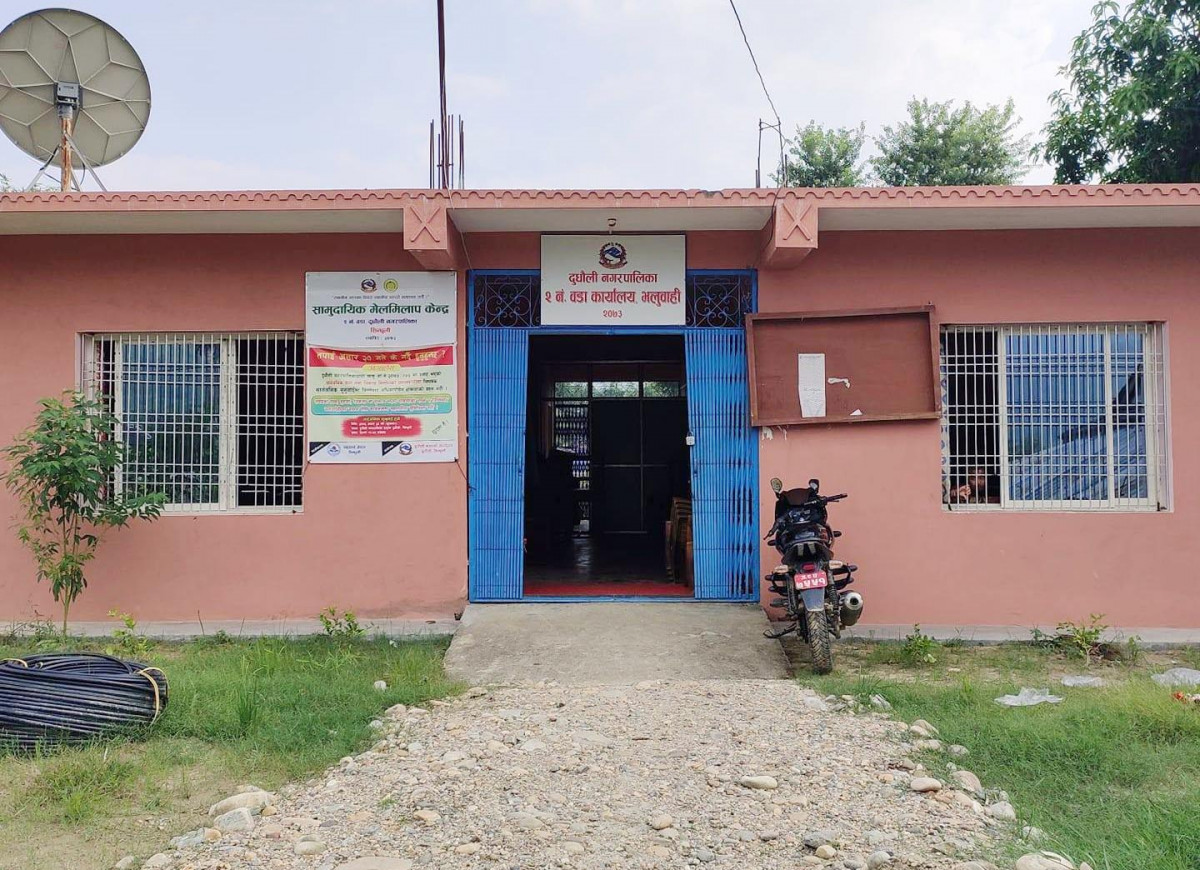 विना सूचना वडाका सेवा ठप्प पारेर एमाले जनप्रतिनिधि हिँडे भ्रमणमा, सेवाग्राहीलाई सास्ती !
