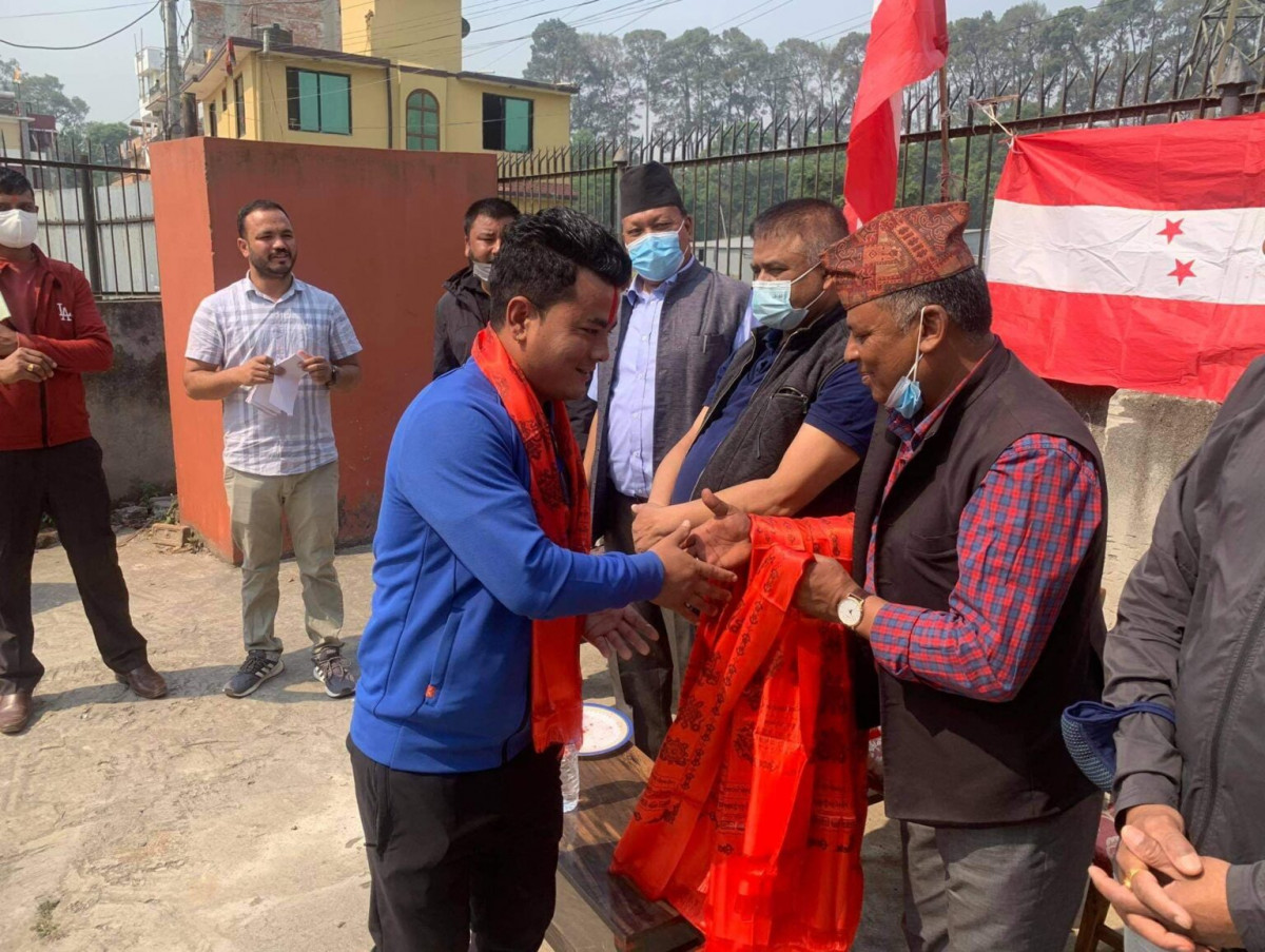 महेश बस्नेतको गृहजिल्लामा एमालेभित्र विद्रोह, सचिवसहित दर्जनौं युवा कांग्रेसमा प्रवेश 