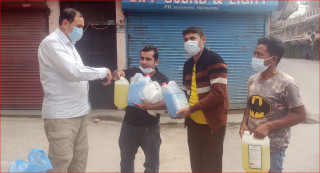 कांग्रेस युवा नेता खतिवडाले आफ्नै खर्चमा ओखलढुंगा पठाए स्वास्थ्य सामग्री